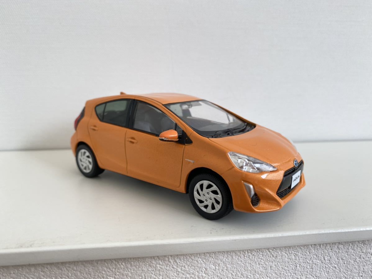 送料込み トヨタ アクア ミニカー 1/30 オレンジパールクリスタル