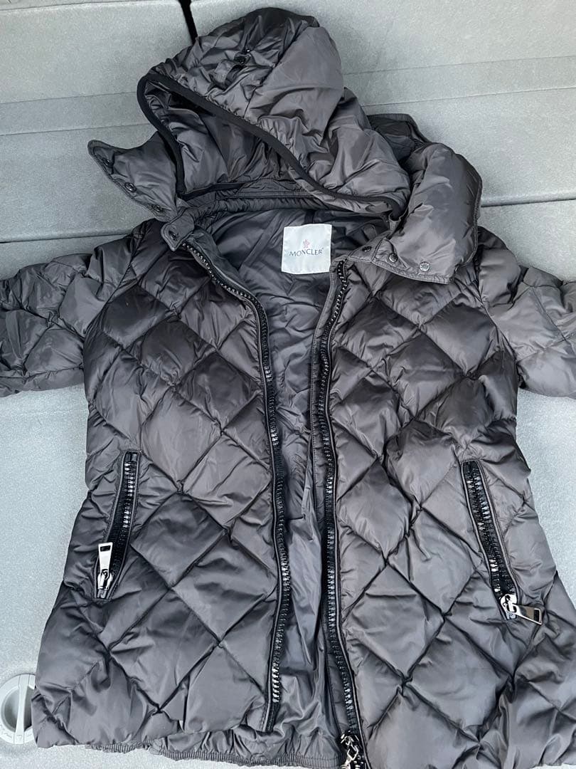 【値下げしました】MONCLER ダークグレー ダウンジャケット